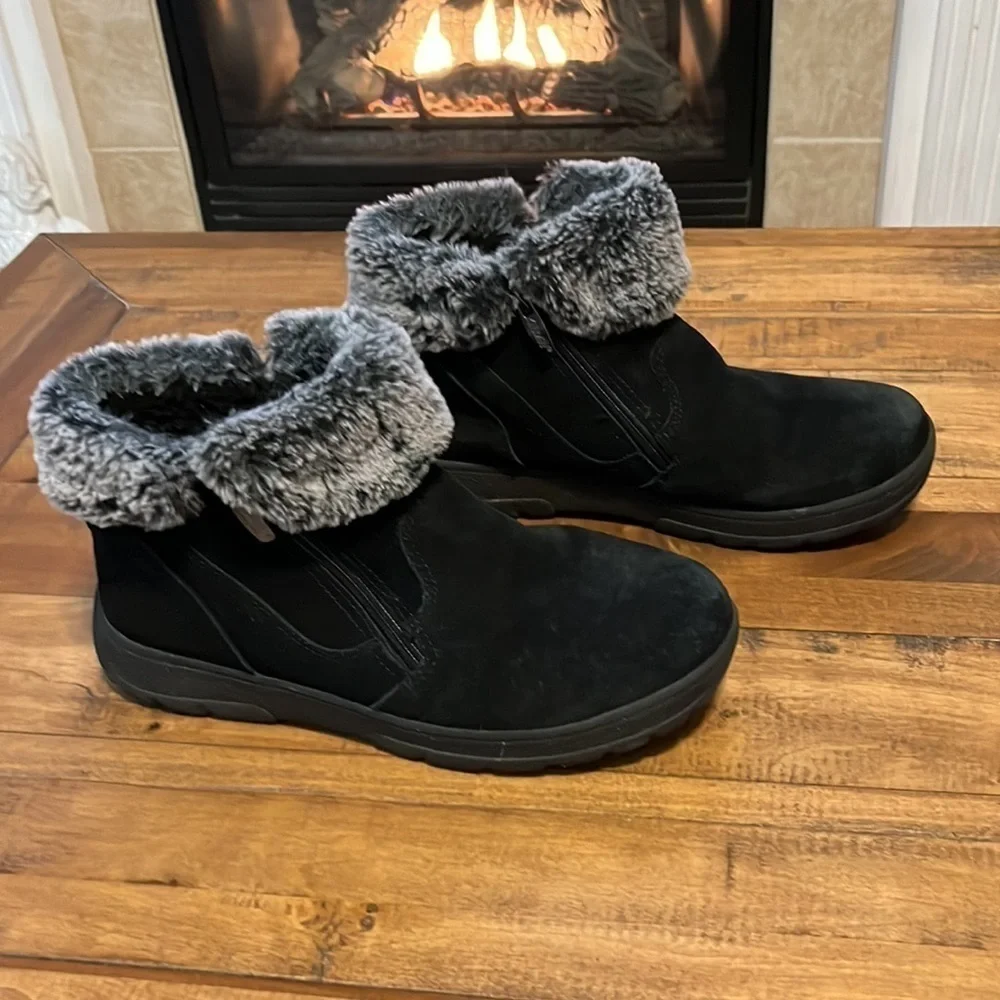 𝅺khombu black suede snow boots with faux fur trim, size 9, good condition